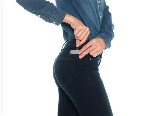 Η πρώτη σειρά blue jeans με ενσωματωμένο φορτιστή για iPhone [εικόνες] | iefimerida.gr 2