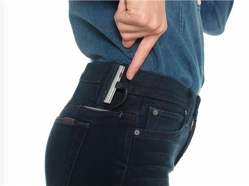 Η πρώτη σειρά blue jeans με ενσωματωμένο φορτιστή για iPhone [εικόνες] | iefimerida.gr 3