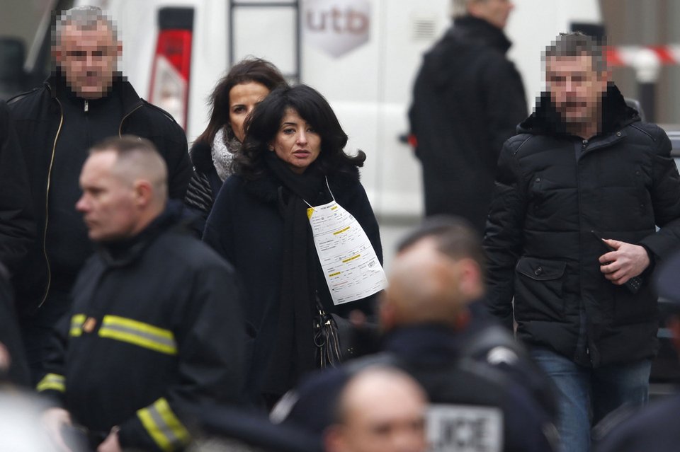 Καρέ που ραγίζουν καρδιές: Η στιγμή που η σύντροφος του διευθυντή του Charlie Hebdo μαθαίνει ότι είναι νεκρός [εικόνες & βίντεο] | iefimerida.gr 0