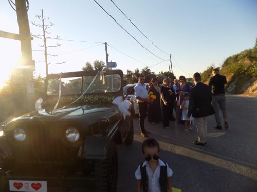 Kρήτη: Πήγαν να παντρευτούν με... στρατιωτικό τζιπ! [εικόνες] | iefimerida.gr 3