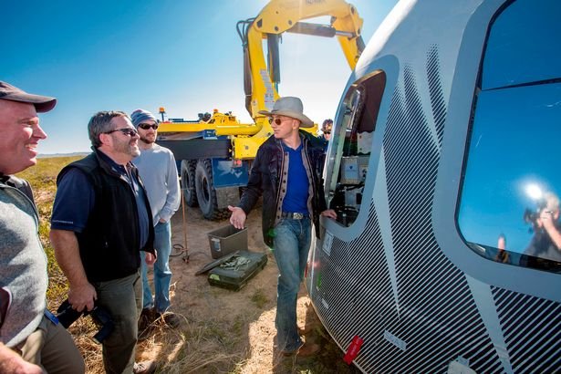 Ενα βήμα πιο κοντά στα διαστημικά ταξίδια -Εκτοξεύτηκε η κάψουλα του Τζεφ Μπέζος [εικόνες] | iefimerida.gr 1