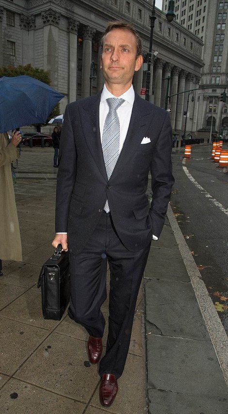 Ο «Λύκος της Γουόλ Στριτ» σε νέα έκδοση: Οργια και ναρκωτικά σε επενδυτική τράπεζα [εικόνες] | iefimerida.gr 1