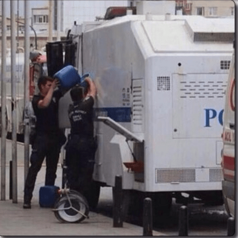 Πρωτοφανής βία στην Τουρκία – Η αστυνομία βάζει χημικά στις αντλίες νερού και εισβάλλει σε ξενοδοχεία, νοσοκομεία [εικόνες] | iefimerida.gr 1