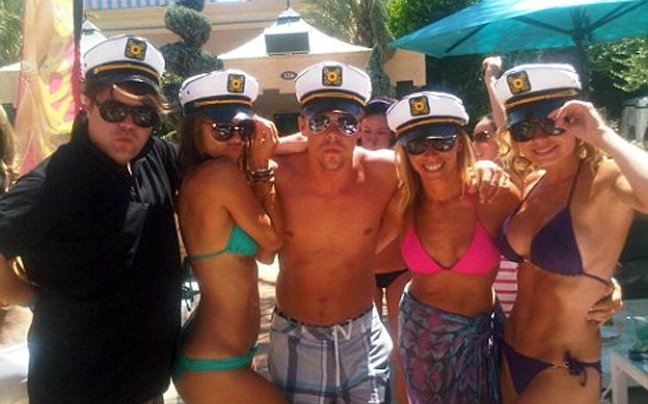 Η Μενούνος με μπικίνι στο πάρτι γενεθλίων της στο Λας Βέγκας [εικόνες] | iefimerida.gr 0