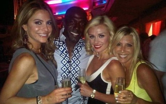 Η Μενούνος με μπικίνι στο πάρτι γενεθλίων της στο Λας Βέγκας [εικόνες] | iefimerida.gr 1