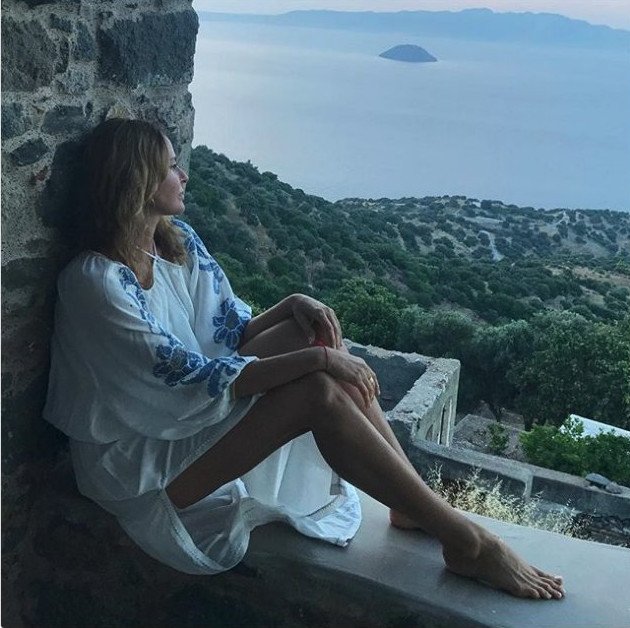 Υπέροχες φωτογραφίες της Τζένης Μπαλατσινού από τη Νίσυρο με το επιβλητικό ηφαίστειο [εικόνες] | iefimerida.gr 8