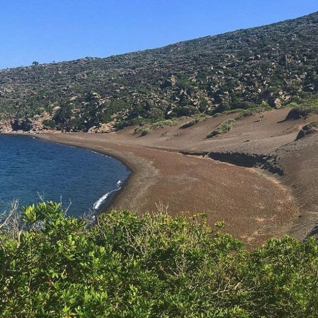 Υπέροχες φωτογραφίες της Τζένης Μπαλατσινού από τη Νίσυρο με το επιβλητικό ηφαίστειο [εικόνες] | iefimerida.gr 4