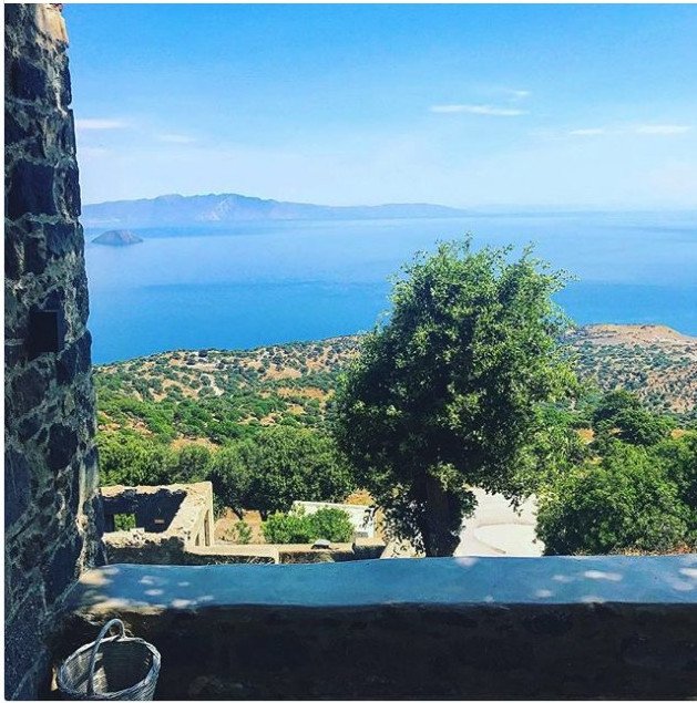 Υπέροχες φωτογραφίες της Τζένης Μπαλατσινού από τη Νίσυρο με το επιβλητικό ηφαίστειο [εικόνες] | iefimerida.gr 1