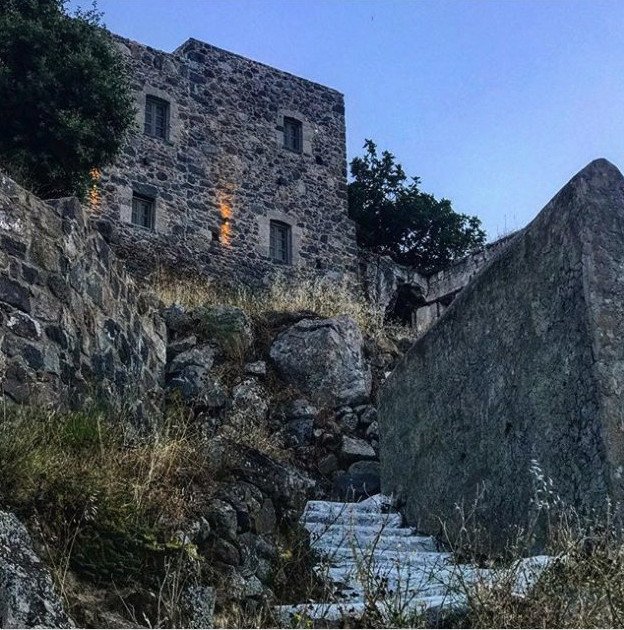 Υπέροχες φωτογραφίες της Τζένης Μπαλατσινού από τη Νίσυρο με το επιβλητικό ηφαίστειο [εικόνες] | iefimerida.gr 5