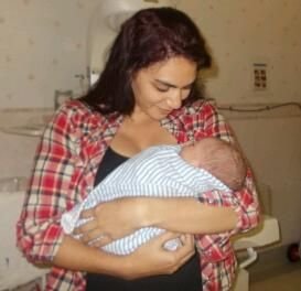 Πανέμορφη Αυστραλή γέννησε παιδί και ψάχνει τον πατέρα μέσω Facebook [εικόνες] | iefimerida.gr 5