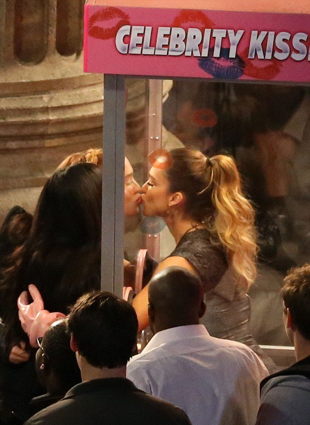 Στο στόμα άφησε να την φιλήσουν εκατοντάδες φαν της η Τζέσικα Άλμπα [εικόνες+βίντεο]  | iefimerida.gr 0