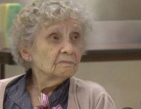 Μια γιαγιά 99 ετών πήρε πτυχίο μετά από 75 χρόνια: Της το είχαν αρνηθεί γιατί δεν είχε να πληρώσει 5 δολάρια [εικόνες] | iefimerida.gr 0