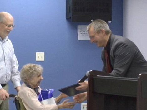 Μια γιαγιά 99 ετών πήρε πτυχίο μετά από 75 χρόνια: Της το είχαν αρνηθεί γιατί δεν είχε να πληρώσει 5 δολάρια [εικόνες] | iefimerida.gr 1