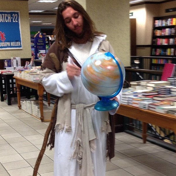 Ο Ιησούς της Φιλαδέλφειας: Ενας 28χρονος κυκλοφορεί ντυμένος Χριστός και έχει χιλιάδες οπαδούς [εικόνες] | iefimerida.gr 3