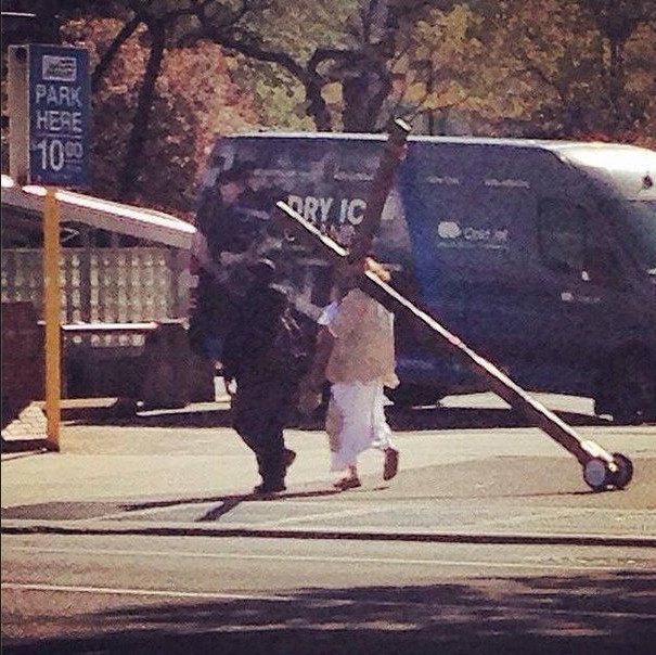 Ο Ιησούς της Φιλαδέλφειας: Ενας 28χρονος κυκλοφορεί ντυμένος Χριστός και έχει χιλιάδες οπαδούς [εικόνες] | iefimerida.gr 7