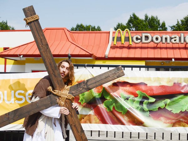 Ο Ιησούς της Φιλαδέλφειας: Ενας 28χρονος κυκλοφορεί ντυμένος Χριστός και έχει χιλιάδες οπαδούς [εικόνες] | iefimerida.gr 0