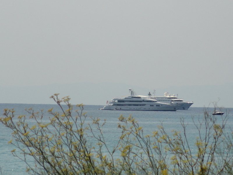 Το ζεύγος Πιτ-Τζολί μαζί με τον ντε Νίρο και τον Τραβόλτα στη Χαλκιδική [εικόνες] | iefimerida.gr 0