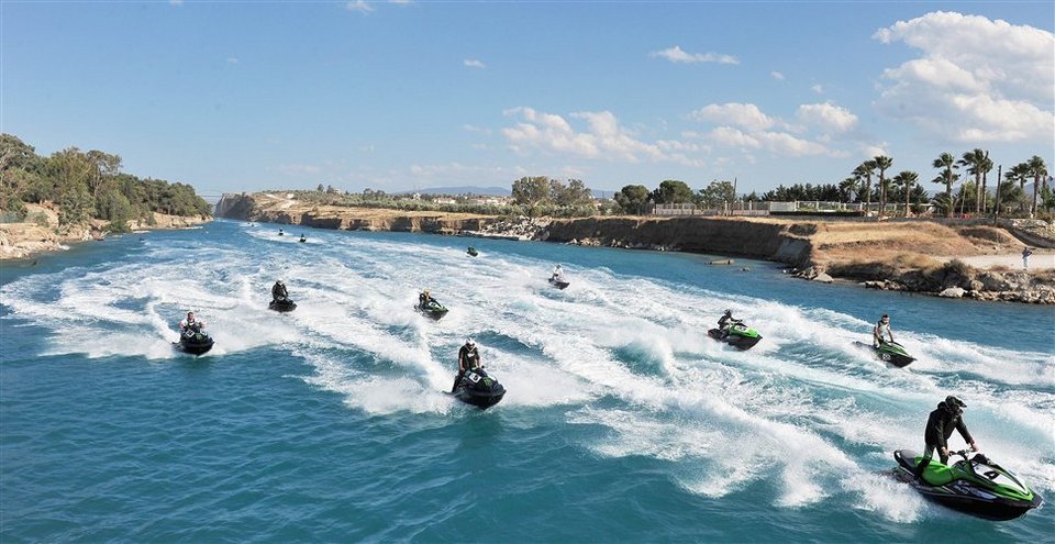 Υπερθέαμα στη διώρυγα της Κορίνθου: Παγκόσμιος αγώνας jet ski [εικόνες] | iefimerida.gr 0