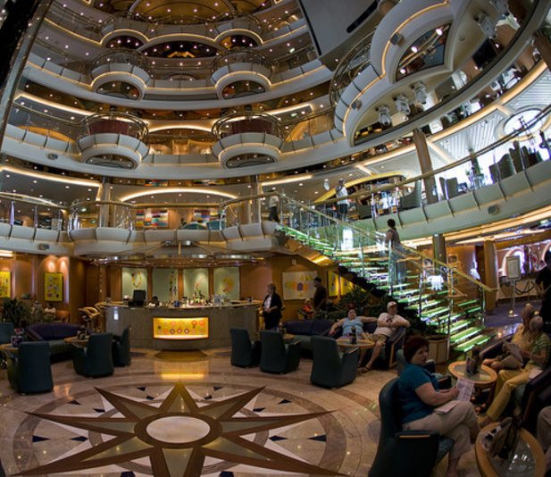 Μία «πλωτή πολιτεία» στη Σούδα -Το εντυπωσιακό κρουαζιερόπλοιο Jewel of Seas [εικόνες] | iefimerida.gr 2