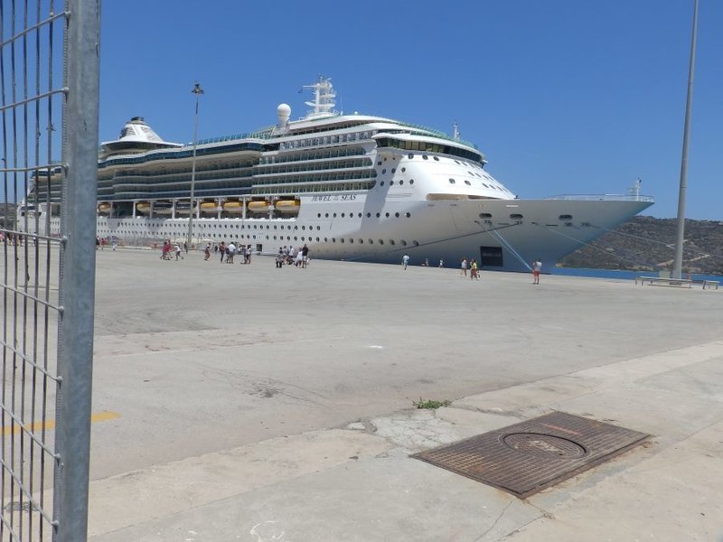 Μία «πλωτή πολιτεία» στη Σούδα -Το εντυπωσιακό κρουαζιερόπλοιο Jewel of Seas [εικόνες] | iefimerida.gr 4