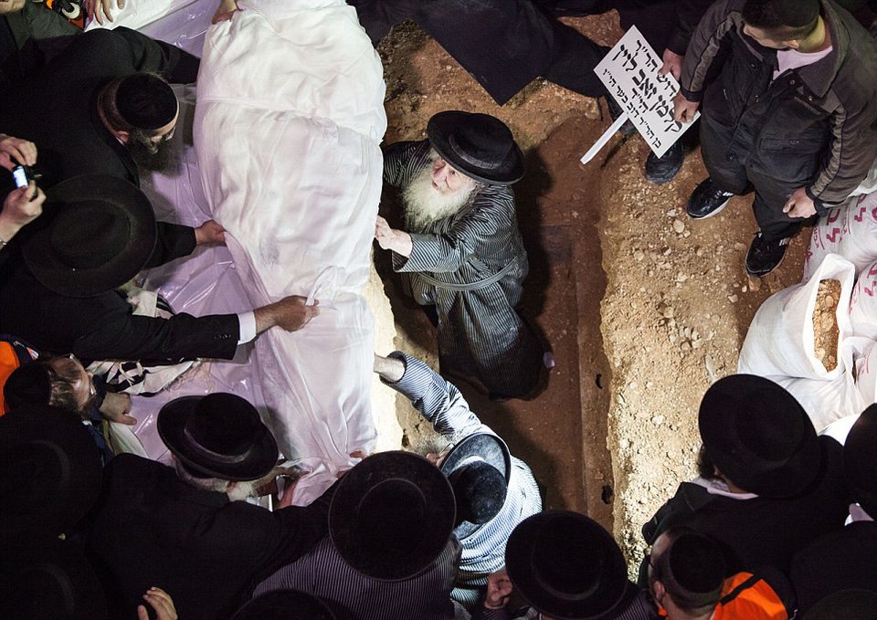 Το πένθος ενώνει -Εβραίοι, Χριστιανοί και Μουσουλμάνοι θρηνούν μαζί μετά από το μακελειό στη συναγωγή [εικόνες] | iefimerida.gr 2