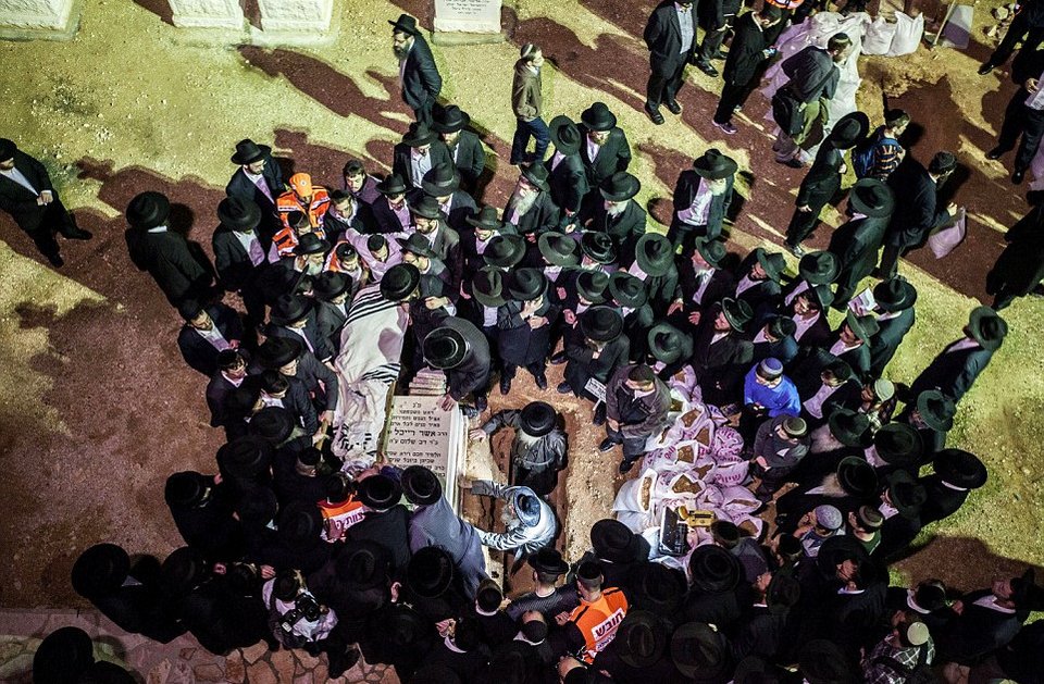 Το πένθος ενώνει -Εβραίοι, Χριστιανοί και Μουσουλμάνοι θρηνούν μαζί μετά από το μακελειό στη συναγωγή [εικόνες] | iefimerida.gr 3