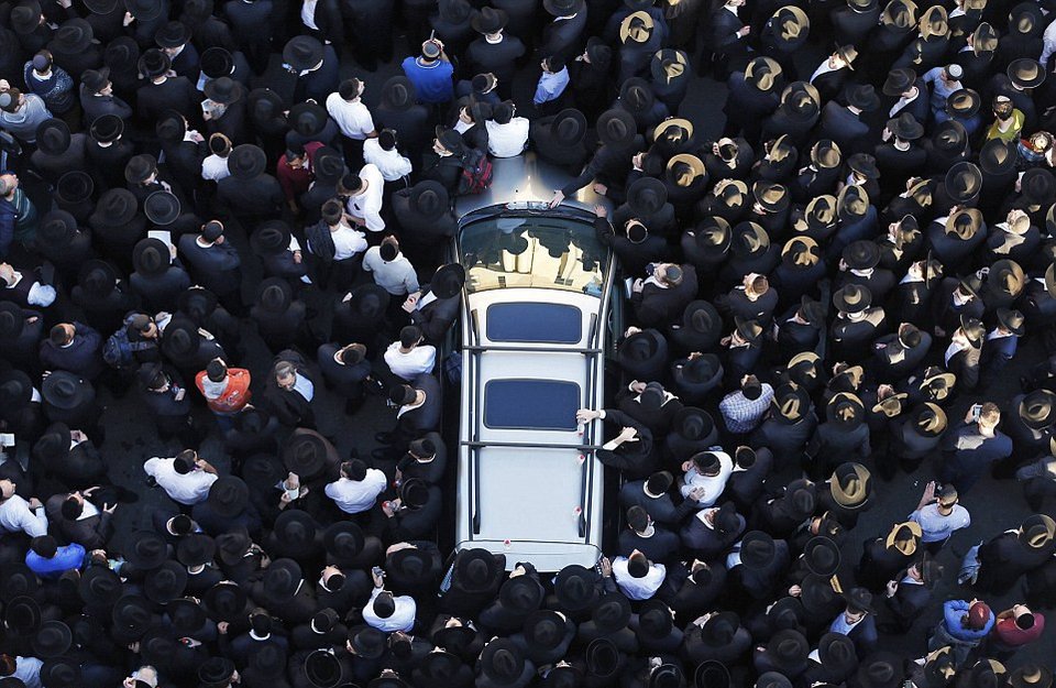 Το πένθος ενώνει -Εβραίοι, Χριστιανοί και Μουσουλμάνοι θρηνούν μαζί μετά από το μακελειό στη συναγωγή [εικόνες] | iefimerida.gr 4