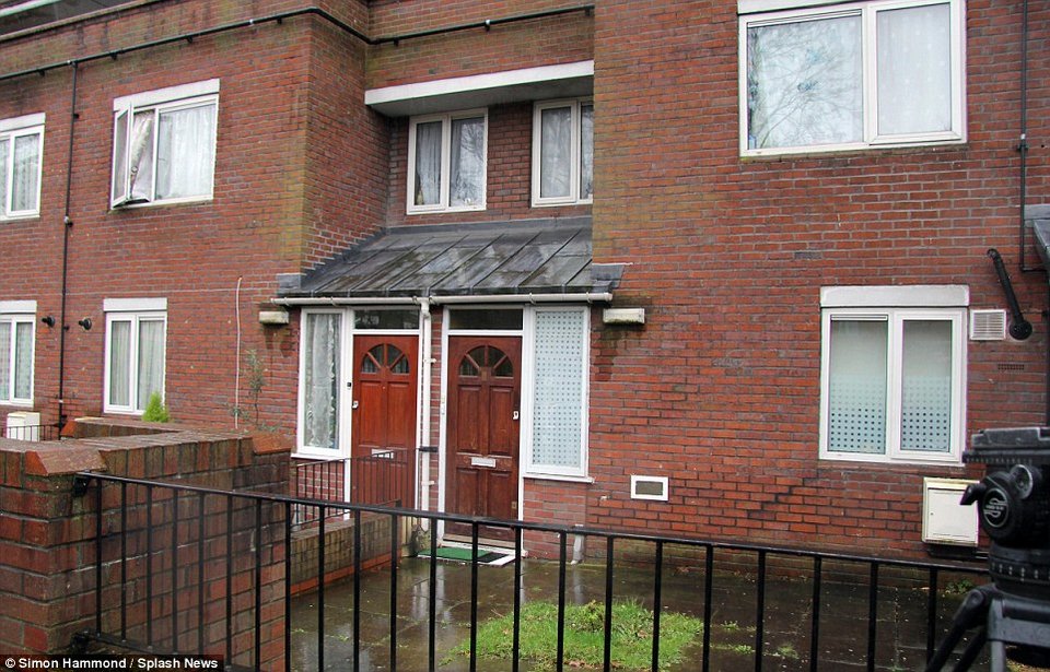 Τζιχάντι Τζον, ο δήμιος τζιχαντιστής και η σχέση του με την Ελληνίδα σταρ Τουλίσα Κοντόσταβλος [εικόνες] | iefimerida.gr 5