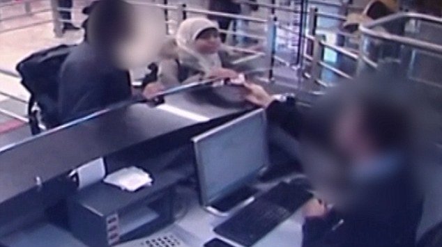 Η στιγμή που η σύντροφος του Κουλιμπαλί φτάνει στην Τουρκία -Πώς ξέφυγε η γυναίκα που έψαχνε όλη η Γαλλία [εικόνες & βίντεο] | iefimerida.gr 1