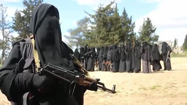 Οι γυναίκες της τζιχάντ: Σημαδεύουν και πυροβολούν για χάρη του Ισλαμικού κράτους [εικόνες & βίντεο] | iefimerida.gr 2