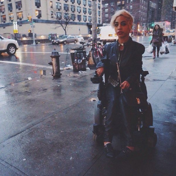 Η κοπέλα με μυϊκή δυστροφία που κατάφερε να γίνει μοντέλο κάνοντας το όνειρό της πραγματικότητα [εικόνες]  | iefimerida.gr 3