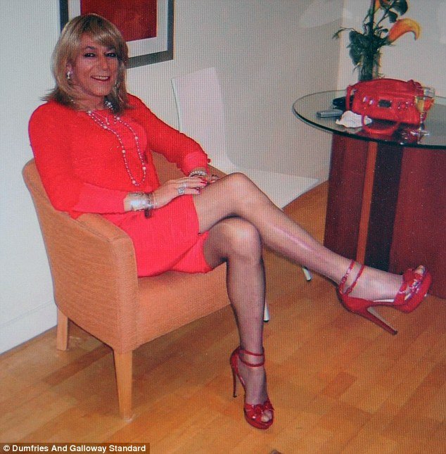 «Οταν ντύνομαι γυναίκα αισθάνομαι σιγουριά» -64χρονος αποκαλύπτει την κρυφή διπλή ζωή του μετά το διαζύγιό του [εικόνες] | iefimerida.gr 3