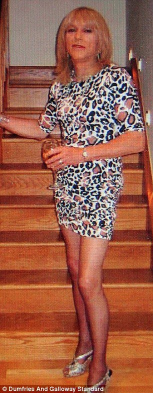 «Οταν ντύνομαι γυναίκα αισθάνομαι σιγουριά» -64χρονος αποκαλύπτει την κρυφή διπλή ζωή του μετά το διαζύγιό του [εικόνες] | iefimerida.gr 1