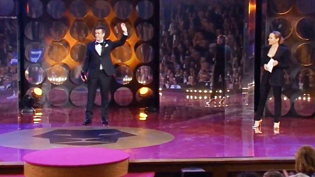 Σωσίας του Τζιμ Κάρεϊ κατάφερε να ξεγελάσει τους πάντες σε βραβεία -Τον αντιμετώπισαν σαν σταρ [εικόνες & βίντεο] | iefimerida.gr 2