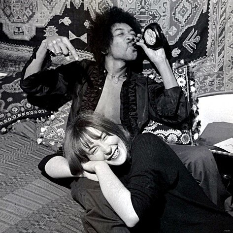 Στο ψυχεδελικό ροκ σπίτι του Χέντριξ θα «αράζουν» σε λίγο καιρό οι θαυμαστές του -Επανέρχεται το ιστορικό διαμέρισμα [εικόνες]  | iefimerida.gr 5