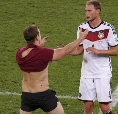 Ο θεότρελος φαρσέρ που έβαλε «φωτιά» στον τελικό: Καρέ καρέ η εισβολή που δεν έδειξε η τηλεόραση [εικόνες] | iefimerida.gr 1