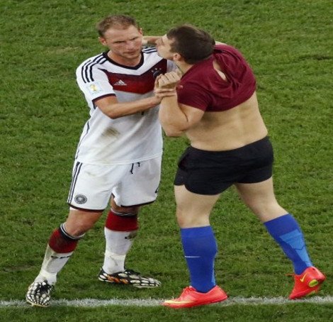 Ο θεότρελος φαρσέρ που έβαλε «φωτιά» στον τελικό: Καρέ καρέ η εισβολή που δεν έδειξε η τηλεόραση [εικόνες] | iefimerida.gr 2