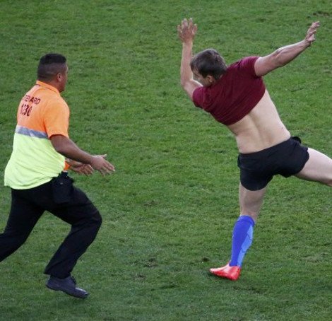 Ο θεότρελος φαρσέρ που έβαλε «φωτιά» στον τελικό: Καρέ καρέ η εισβολή που δεν έδειξε η τηλεόραση [εικόνες] | iefimerida.gr 3