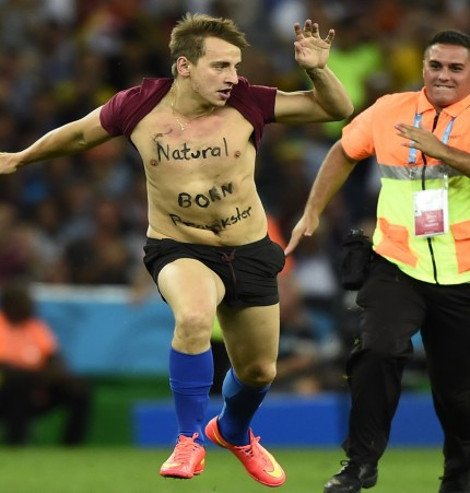 Ο θεότρελος φαρσέρ που έβαλε «φωτιά» στον τελικό: Καρέ καρέ η εισβολή που δεν έδειξε η τηλεόραση [εικόνες] | iefimerida.gr 0