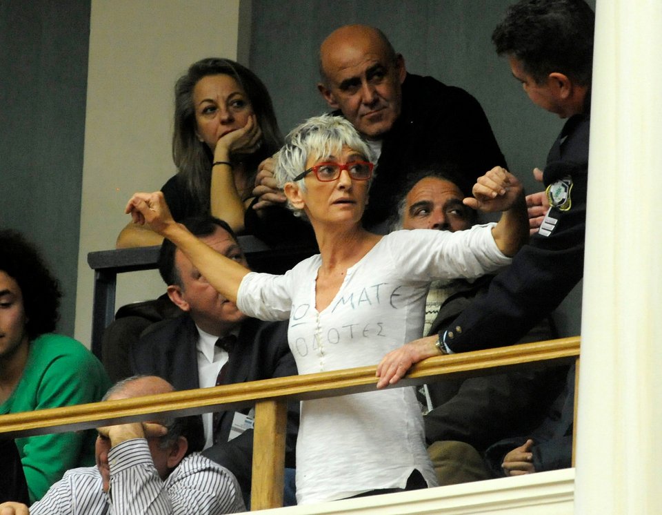 Η γυναίκα με το κοντό ξανθό μαλλί που αναστάτωσε την Τρίτη τη Βουλή [εικόνες] | iefimerida.gr 1