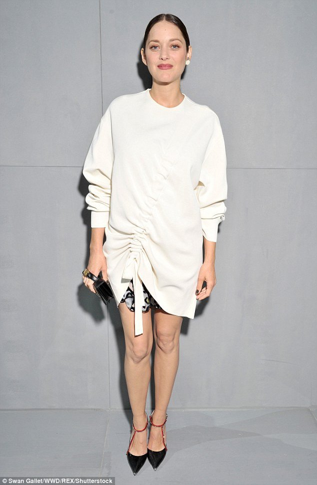 Μαριόν Κοτιγιάρ: Η πρώτη δημόσια εμφάνιση μετά τον σάλο ότι χώρισε τον Μπραντ Πιτ [εικόνες]  | iefimerida.gr 0