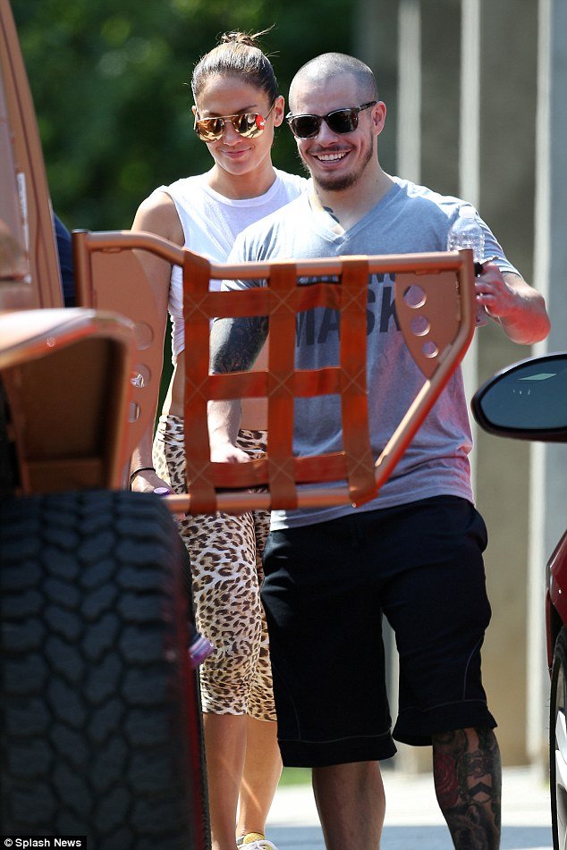 Η Τζένιφερ Λόπεζ μας δείχνει τους κοιλιακούς της και τις ζουμερές καμπύλες της [εικόνες] | iefimerida.gr 3