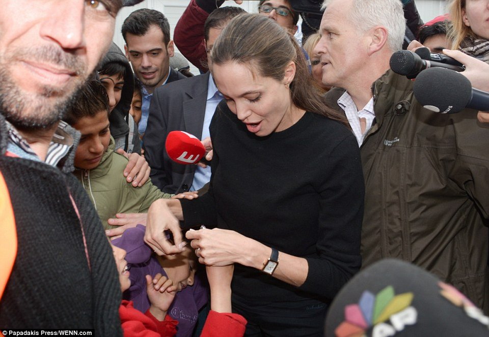 Η Daily Mail στάζει χολή για το ταξίδι Τζολί στην Αθήνα: Πήγε να δώσει τη θεραπεία του... Χόλιγουντ στους πρόσφυγες [εικόνες & βίντεο] | iefimerida.gr 1