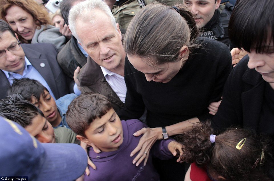 Η Daily Mail στάζει χολή για το ταξίδι Τζολί στην Αθήνα: Πήγε να δώσει τη θεραπεία του... Χόλιγουντ στους πρόσφυγες [εικόνες & βίντεο] | iefimerida.gr 4