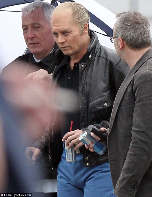 Αγνώριστος ο Τζόνι Ντεπ -Από γόης γίνεται φαλακρός με ξανθό περουκίνι [εικόνες] | iefimerida.gr 0