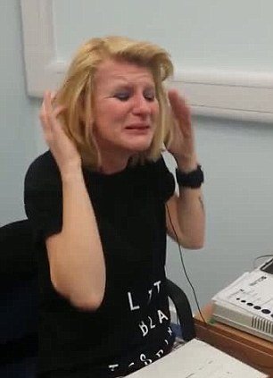 Η συγκλονιστική στιγμή που μια κωφή γυναίκα ακούει για πρώτη φορά -Το ξέσπασμα μιας ανυπέρβλητης χαράς [εικόνες&βίντεο] | iefimerida.gr 1