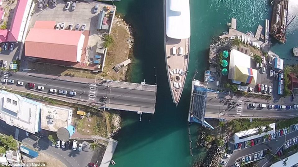 Το πολυτελές γιοτ του Στιβ Τζομπς περνά ξυστά από ασφυκτικά στενό πέρασμα [εικόνες & βίντεο] | iefimerida.gr 0