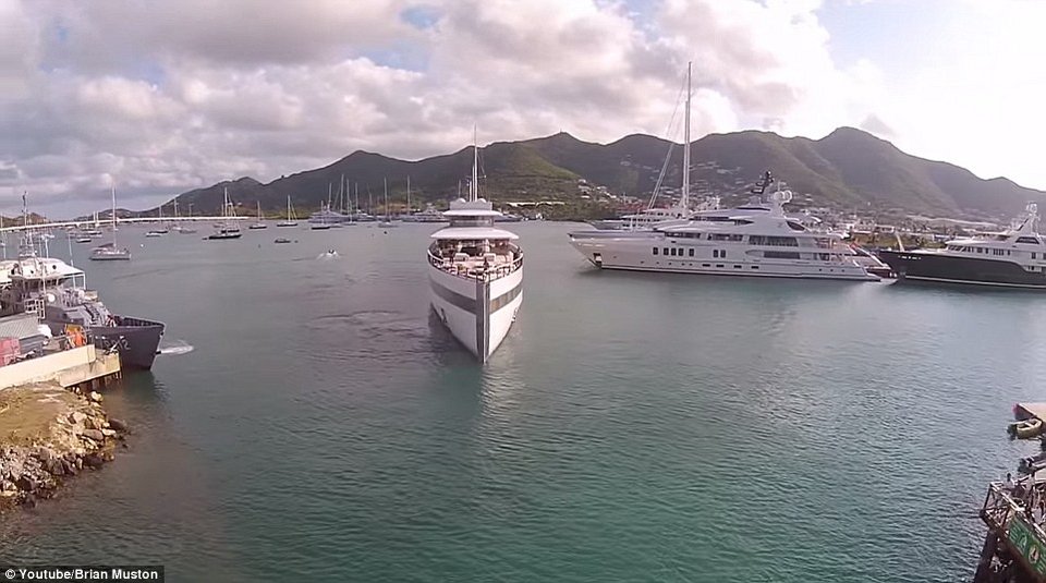 Το πολυτελές γιοτ του Στιβ Τζομπς περνά ξυστά από ασφυκτικά στενό πέρασμα [εικόνες & βίντεο] | iefimerida.gr 3