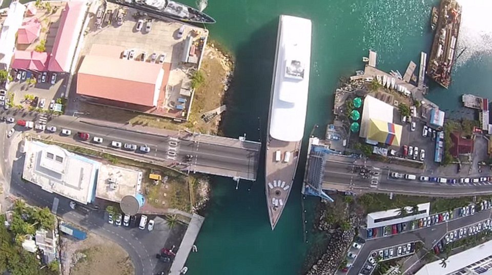 Το πολυτελές γιοτ του Στιβ Τζομπς περνά ξυστά από ασφυκτικά στενό πέρασμα [εικόνες & βίντεο] | iefimerida.gr 1