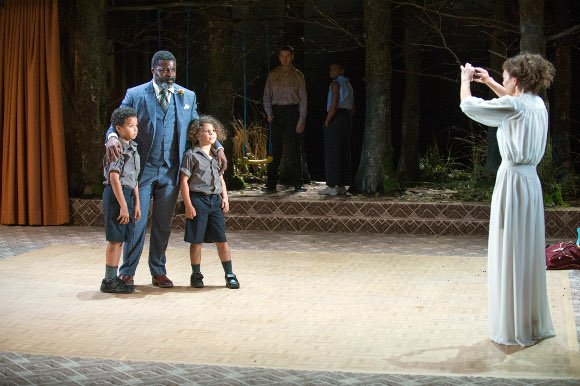 Η Μήδεια που καπνίζει και φορά σέξι t-shirt, συγκλόνισε το Λονδίνο και «έρχεται» την Πέμπτη στο Μέγαρο Μουσικής [εικόνες] | iefimerida.gr 3